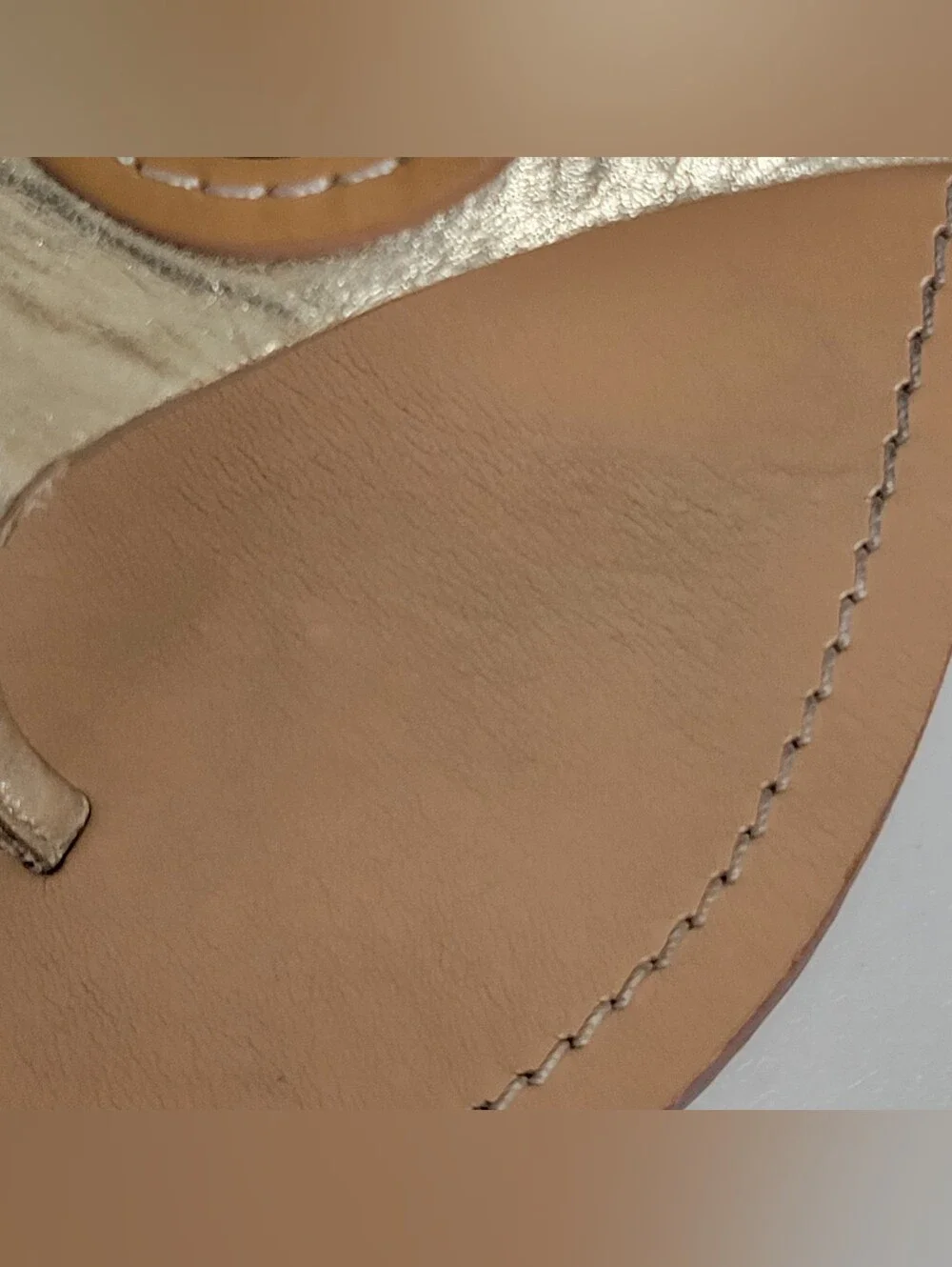 Tory Burch Metallic Gold Leather Louisa Thong Sandals  Tan Medallion Size 8M.
